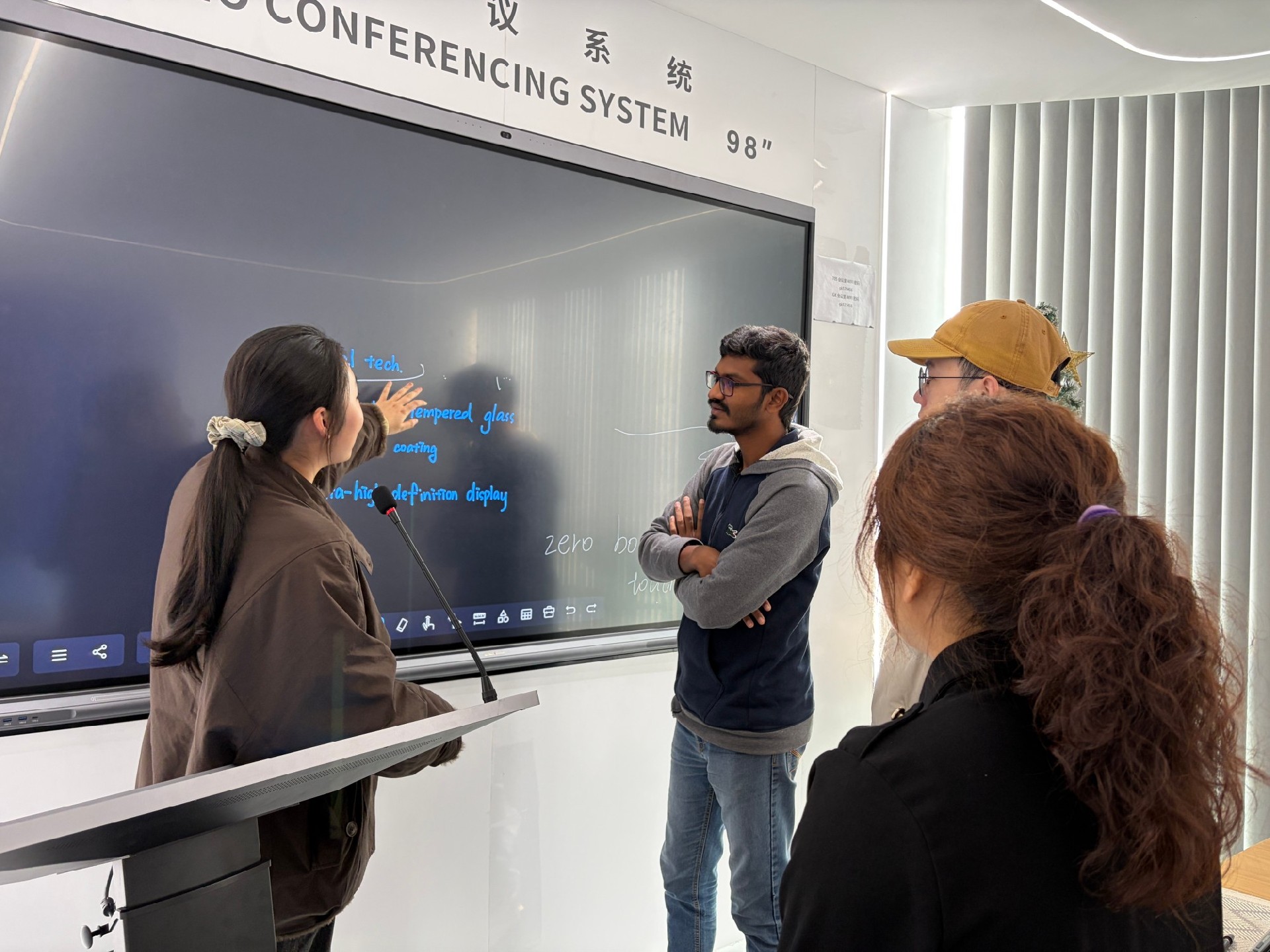 Connecting South Asia, Building the Future Classroom Together – Sri Lankan Clients Conduct In-Depth Inspection at Hangzhou Gaoke Industry & Trade Showroom